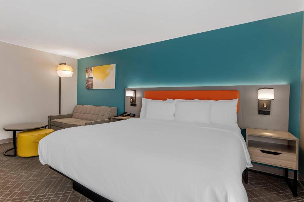 King Room - Non-Smoking interior